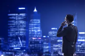 每个人一生中都有两条路要走，首先要把必须走的路先走好图片
