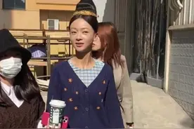 30岁吴谨言路透面黄肌瘦，锁骨处瘦到皮包骨？网友评太吓人图片