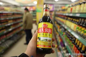 这类“假酱油”很多人在吃，买酱油记得“2看”，别再买错了图片