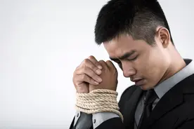 同事离职前，将聊天记录截图给老板，老板对其失去信任，怎么办？图片