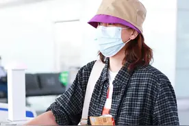 42岁海清太嫩了！穿衬衫+破洞牛仔裤潮出新境界，少女心藏不住了图片