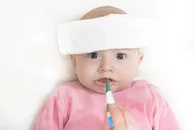 孩子半夜发烧，家长心急如焚？降温也得讲方法，试试解热消炎胶囊图片
