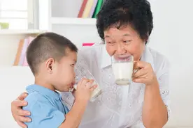 什么是性早熟？性早熟还能吃虾喝牛奶吗？图片
