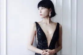 33岁张蓝心太火辣，“真空”深V开到腰，凹凸饱满的线条真诱人图片