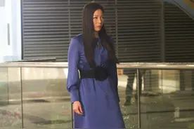 滕丽名久违出镜，蓝色连衣裙搭配宽腰带，44岁越来越有女人味图片