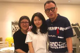 生日快乐！TVB“欢喜哥”迎来72岁大寿，一家三口庆祝好温馨图片