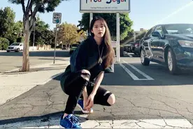 Get欧阳娜娜私服，绿色拼接牛仔Polo衫，秘诀竟然是“小黑裤”图片