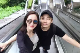 有种“丑帅”叫王智老公，穿黑衣留胡子真有范，与老婆自拍好恩爱图片