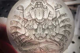 记录一块高冰翡翠镯芯雕刻千手观音的过程图片