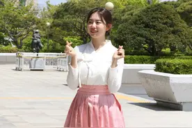 金素慧亮相首尔，双手比心清纯娇俏，气质温婉柔美犹如邻家女孩图片