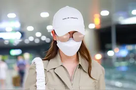 街拍：戚薇穿工装连身裤搭运动鞋，时尚造型尽显休闲迷人图片