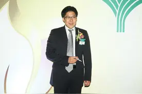 晶刚夫妇下厨做贺年食品，霍启刚淘气捉弄老婆，晶晶撒娇超有爱图片