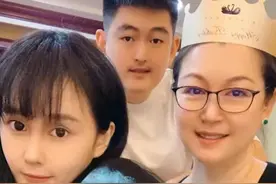 赵本山娇妻近照曝光，穿戴奢侈贵态十足，状态年轻同女儿似姐妹图片
