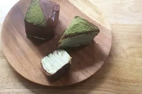 抹茶巧克力千层蛋糕，4个鸡蛋做出高大上甜点，好吃得刹不住车图片