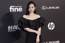 张靓颖亮相活动 长发再加上开叉裙 性感得要飞起来图片