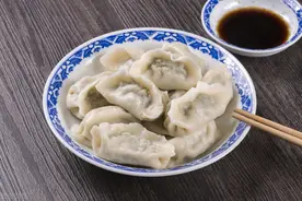 煮饺子，别再只用清水了，试试多放这2样，口感更香嫩，不易破皮图片
