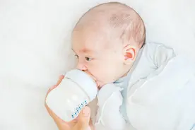 几个月大的小宝宝吃奶后爱胀气，宝妈千万不要这么做图片