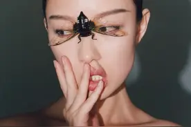 组图：“喵总”倪妮长直发未来感写真大片图片