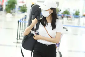 王智现身机场，穿搭白色短袖和黑色短裤，背着吉他是文艺女孩图片
