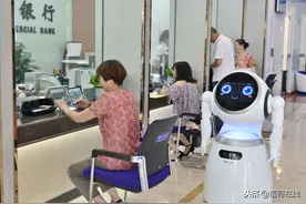 办信用卡送拉杆箱？花这么大的成本 你觉得银行办卡佣金有多高？图片