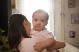 宝宝喜欢“抱着走”，坐下闹放下哭，五原因六方法，总有一个管用图片