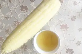 要带叶子一起煮吗？添加佐料吗？好多人做错了，煮玉米技巧有2点图片