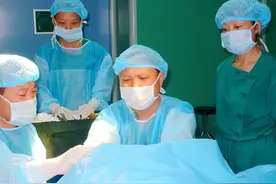 50岁大爷为治痔疮往“后门”塞瓶盖，肛肠科医生：求放过图片