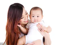 新手爸妈如何和新生儿互动？陪玩也有秘诀，玩对了孩子特别好带！图片
