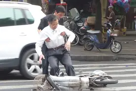 遇到倒地的老人，普通人该不该去扶？图片