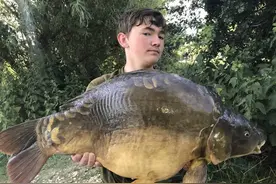 刷新纪录！15岁英国男孩钓起24斤巨型鲤鱼，近两个世纪最大图片