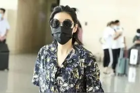张馨予当军嫂后接地气！穿印花衫套装又美又飒，好气质根本藏不住图片