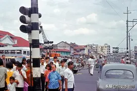 1965年的新加坡：刚被迫独立，李光耀满脸忧虑，英语列为官方语言图片