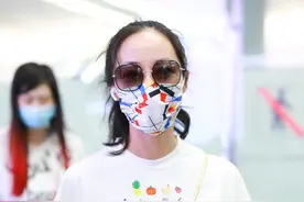 韩雪穿白色套装现身大秀小蛮腰 高挑马尾露出额头发际线堪忧图片