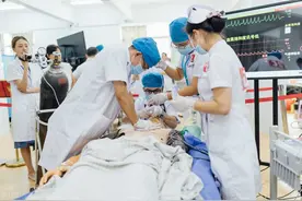 45岁男子突发脑出血，医生说：中年人不想脑出血不能做这3件事图片