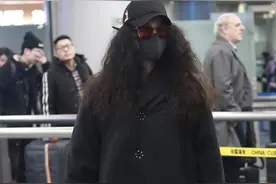 范冰冰全副武装走机场，长棉服穿成大胖子，爆炸头配口罩看不见脸图片