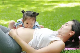 盘点那些人类幼崽带来的伤害：抠眼睛还不算啥，有人被坐到流产图片