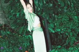 宋茜新造型绿色缎面套装，小蛮腰在饰品衬托下更美，羡慕这身材图片