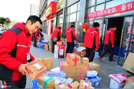 京东快递员月入8万？隔壁申通小哥调侃：我要去京东！图片