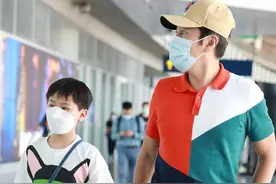 蔡国庆携小儿子现身，父子俩穿着可爱又吸睛，有个会穿的老爸真好图片