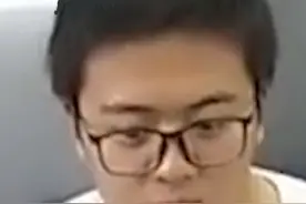 高中物理老师上课表演“徒手劈砖”的绝活，网友：高手在校园图片