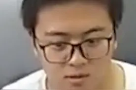 高中物理老师上课表演“徒手劈砖”的绝活，网友：高手在校园图片