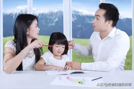 为何孩子在学校的时候很乖，而在家却总是很任性？家教大忌要知道图片