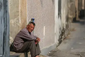 父亲瘫痪，他陪父亲睡在过道，父亲去世，他一滴眼泪没掉图片