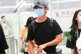 《芈月传》“子歇”现身机场，黑色短袖搭配牛仔裤，阳光帅气图片