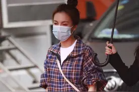 吴昕录制完《快本》后现身，眼睛小咪有些憔悴，助理为其打伞图片