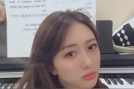 直播课挤满外校学生，技能加满还高颜值的渐江英语老师走红抖音图片