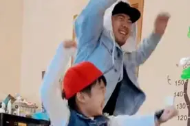 快女黄英晒娃，小九和爸爸曹帅跳舞，二人动作默契画面有爱惹人慕图片