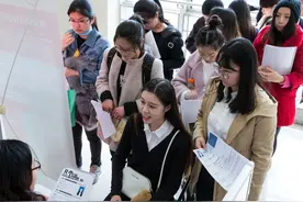 上海职场：千呼万唤始出来下句你怎么接？小姑娘神回复被录取图片