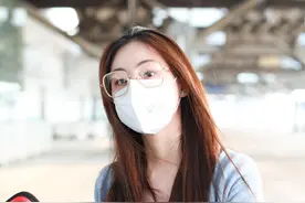 祝绪丹戴金框眼镜显文雅 歪头撩发魅力十足图片