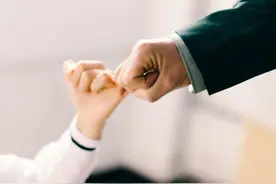 人际关系冷淡，内心孤独寂寞，为什么人与人的信任感越来越差？图片